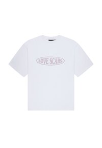 Biely bavlnený tričko s centrálnym dizajnom textu "LOVE SCARS" v iridescentných akcentoch. Štandardné krátke rukávy a okrúhly výstrih.