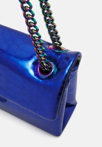 Borsa a mano metallica blu con finitura testurizzata. Presenta una tracolla a catena con una riflessione iridescente e occhielli in metallo. Forma rettangolare compatta.