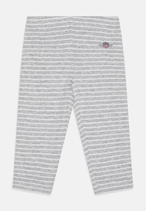 Leggings gris claro con rayas horizontales blancas. Fabricados con material suave, presentan un logo bordado en el lado y un diseño ajustado.