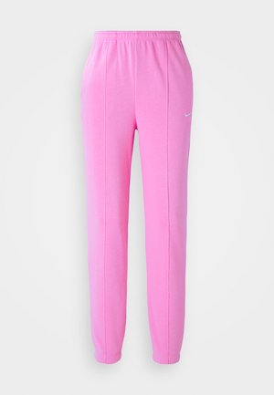 Pantalons de survêtement Nike roses avec une ceinture élastique et des poignets, présentant un petit logo blanc sur le côté gauche. Tissu doux et design fuselé.