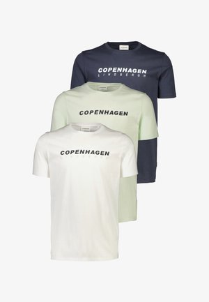 Trois t-shirts à manches courtes empilés. Couleurs : bleu marine, vert clair et blanc. Chacun porte l'inscription "COPENHAGEN LINDBERGH" en évidence sur le devant.