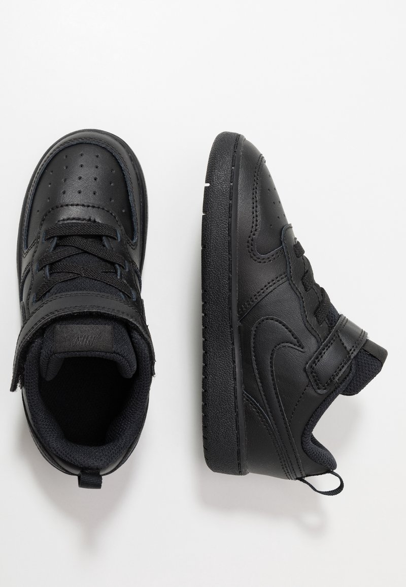 Paire de baskets noires pour enfants avec bride Velcro, lacets et bout perforé sur fond blanc, vues de dessus et de côté.