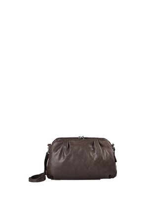 Donkerbruine leren clutch met een korte polsband en metalen sluiting aan de bovenkant.