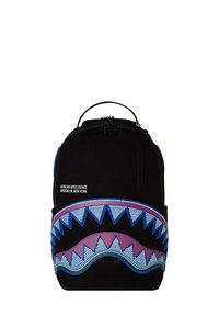 Zaino nero con motivo colorato di denti di squalo geometrici in blu e rosso. L'etichetta di testo recita "AFRICAN INTELLIGENCE BROOKLYN, NEW YORK."