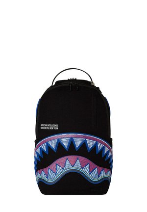 Zaino nero con motivo colorato di denti di squalo geometrici in blu e rosso. L'etichetta di testo recita "AFRICAN INTELLIGENCE BROOKLYN, NEW YORK."