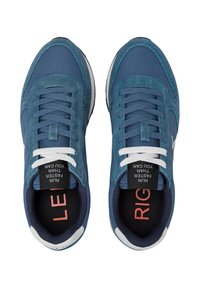 Scarpe sportive in suede blu e rete con lacci bianchi, marchio sulla linguetta e un interno a contrasto nero e rosso.