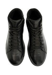 Czarne skórzane buty typu high-top o gładkiej teksturze, związywane, z miękką podszewką wewnętrzną. Z ozdobnym logo u góry.