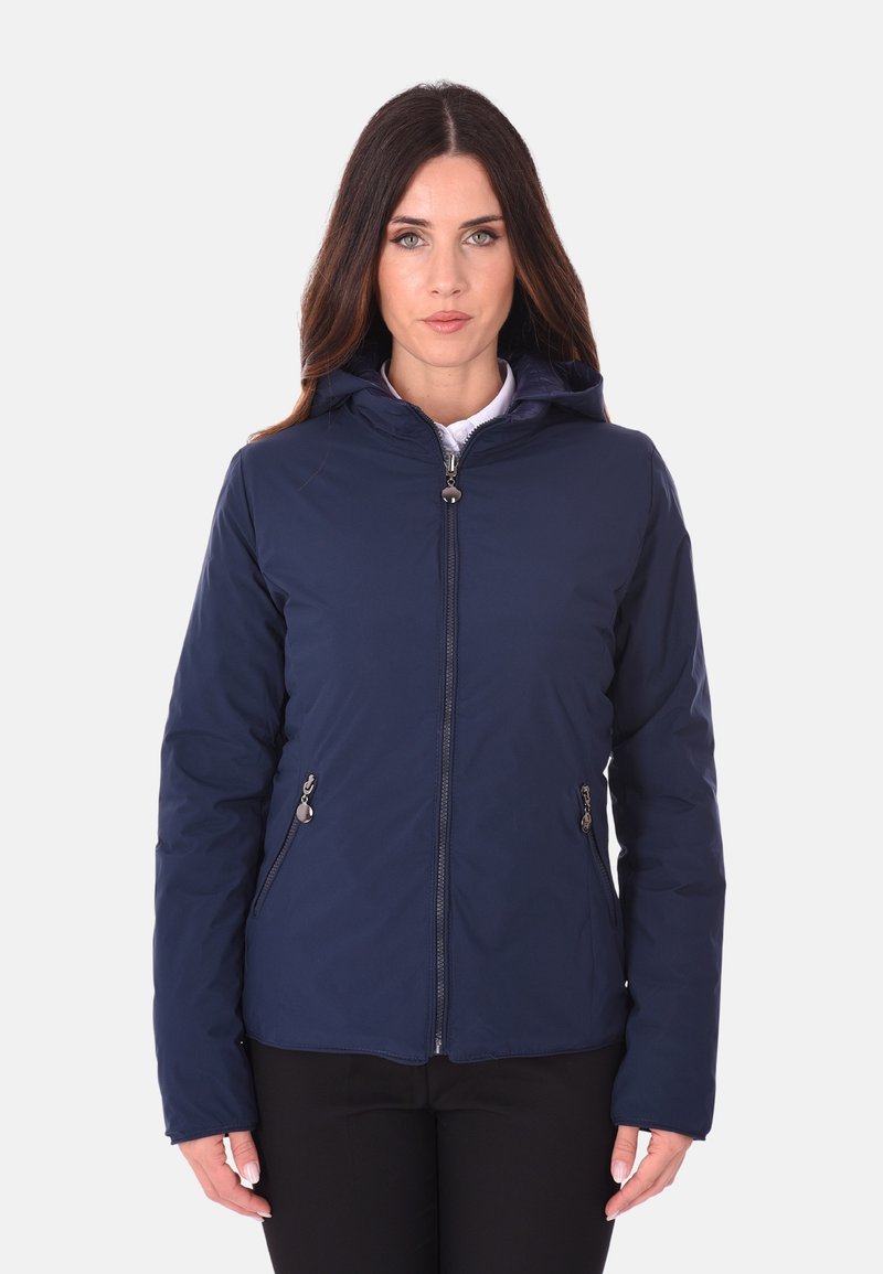 Giacca imbottita blu navy con cappuccio, chiusura con zip e tasche laterali. Presenta una texture liscia e un design aderente.