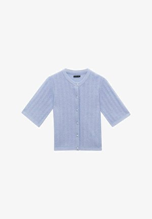 Lyseblå kortærmet cardigan med et struktureret kabelstrik mønster, rund halsudskæring og knaplukning med små, skinnende knapper.