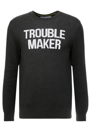 Dunkelgrauer Pullover mit langen Ärmeln, auf der Brust mit fettem weißem Text „TROUBLE MAKER“ und Rundhalsausschnitt.