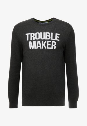Dunkelgrauer Pullover mit langen Ärmeln, auf der Brust mit fettem weißem Text „TROUBLE MAKER“ und Rundhalsausschnitt.