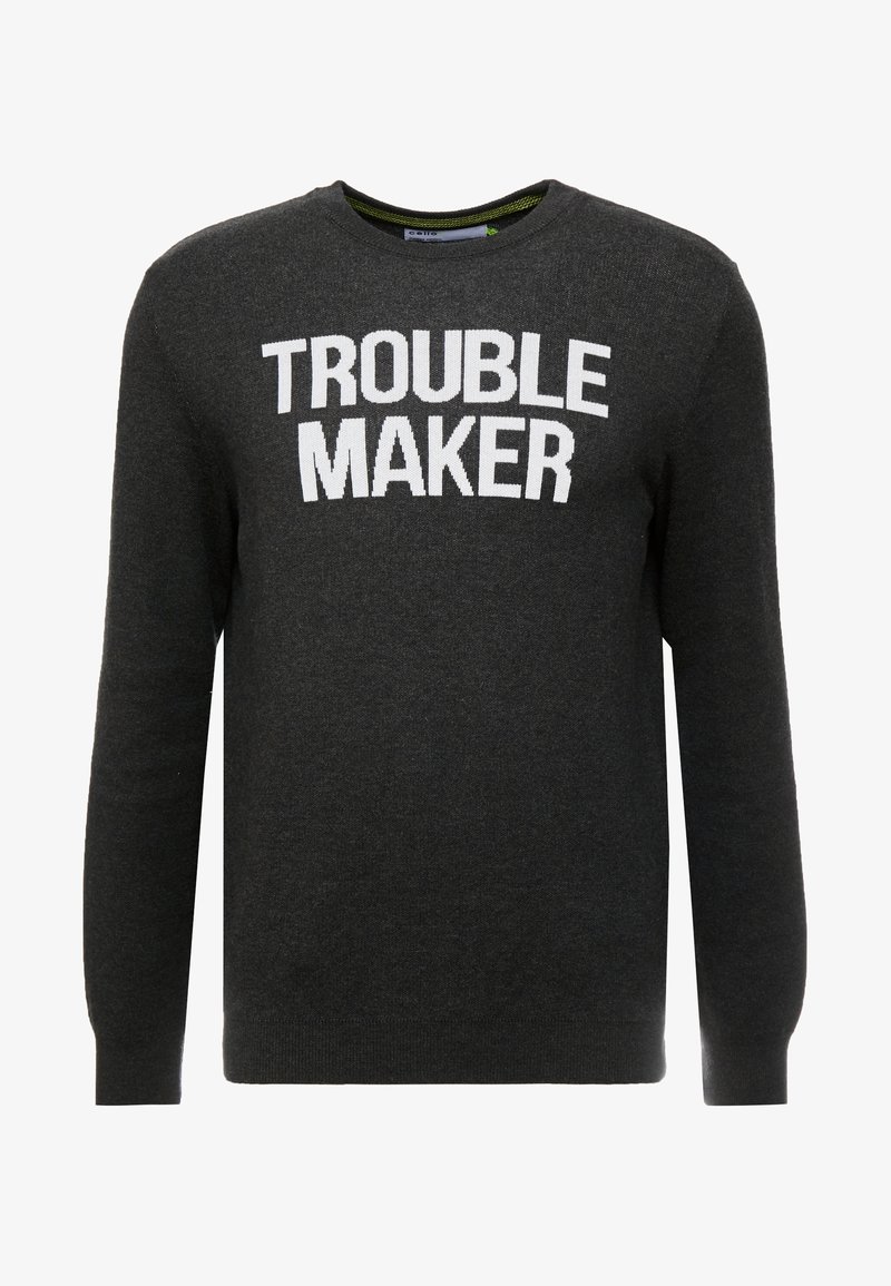 Pull à manches longues gris foncé avec un texte blanc en gras "TROUBLE MAKER" sur la poitrine et un col rond.