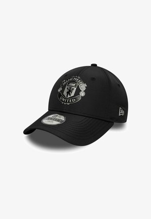 Zwarte New Era 9FORTY verstelbare jeugdpet met een monochrome Manchester United-clubbadge aan de voorkant en een logo aan de zijkant.