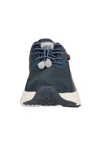 Chaussures en maille bleu foncé avec une surface texturée, lacets élastiques et une semelle intermédiaire en mousse blanche. Motif de semelle en caoutchouc notable pour une meilleure adhérence.