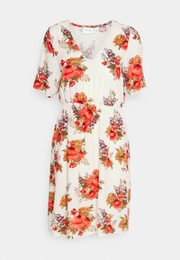 Vestido floral feito de tecido macio, com decote em V, mangas curtas e faixa elástica na cintura. Fundo branco com flores vibrantes em vermelho e roxo.