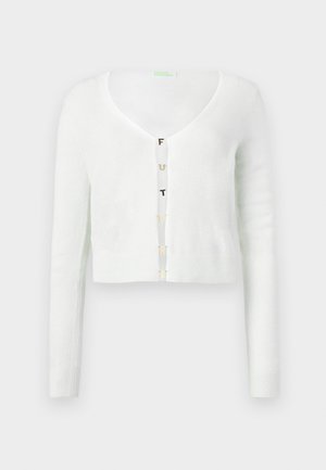 Witte cropped cardigan met lange mouwen en een V-hals, voorzien van knopen in de vorm van letters die "FUTURE" aan de voorkant spellen.