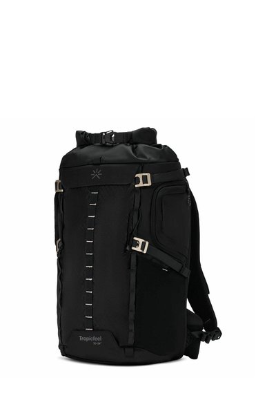 Zaino nero in tessuto resistente, chiusura roll-top, tasche laterali, spallacci regolabili e dettagli riflettenti per la visibilità.