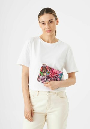 Clutch tas met een levendige bloemen- en dierenprint in roze, groen en blauw. Gemaakt van stof met een ritsluiting en een rechthoekige vorm.