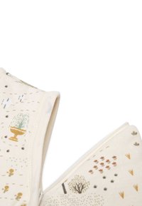 Tissu couleur crème avec des motifs imprimés comprenant une fontaine, des arbres, des fleurs et des lignes brodées ressemblant à une carte de jardin.