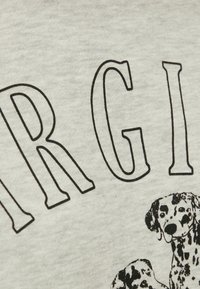 Šedé bavlněné tričko s černým textem "VIRGIN" a dvěma ilustrovanými dalmatiny pod ním, které mají černé skvrny na bílém pozadí.