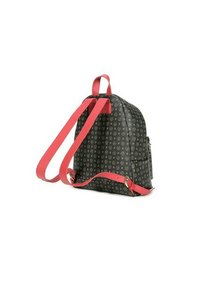 Zaino con una superficie nera a motivo, decorato con piccoli loghi, spallacci regolabili rossi e una tasca laterale con dettagli in metallo dorato.