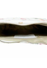 Borsetta con zip con motivi floreali su un esterno in tessuto bianco. Maniglia della zip dorata e una fodera interna beige con un scomparto di stoccaggio.
