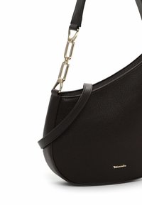 Borsa a spalla in pelle nera con finitura texturizzata, forma curvata e hardware della catena e della bretella in tonalità dorata. Nome del marchio in oro.