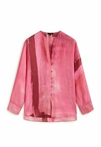 Chemise rose à boutons en tissu léger. Présente des motifs de coups de pinceau abstraits dans des nuances de rose et de bordeaux. Manches longues.