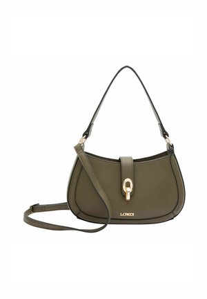 Sac à main en cuir vert olive avec une forme incurvée, quincaillerie dorée et fermeture à rabat. Il possède une bandoulière détachable pour un transport polyvalent.