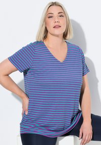 Pruhované tričko s vickem v purpurové a akvamarínové barvě, krátké rukávy, volný střih, s horizontálními pruhy a hladkou texturou látky.