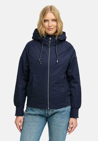 Giacca blu navy con cappuccio, polsini elasticizzati e tasche frontali. Presenta una chiusura con zip e cordini per una vestibilità regolabile.