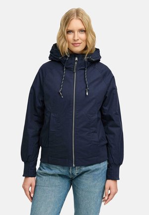 Marineblauwe jas met een capuchon, elastische manchetten en voorzakken. Voorzien van een ritssluiting en trekkoorden voor een verstelbare pasvorm.