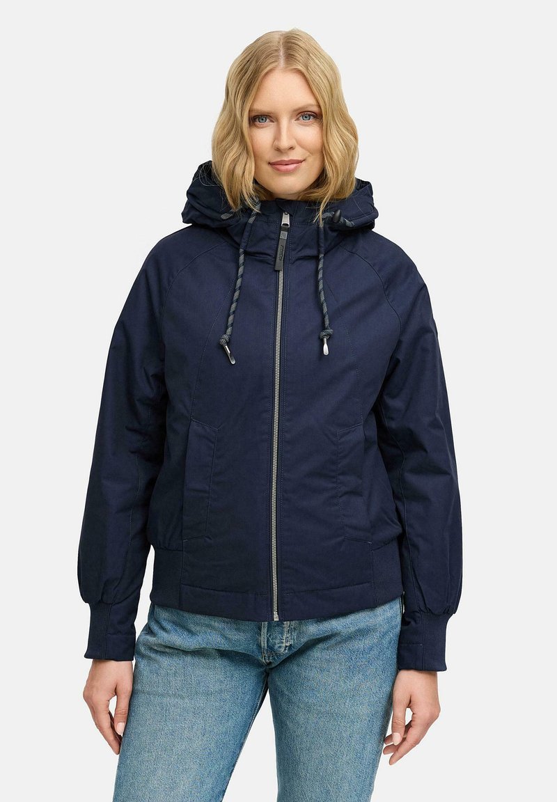 Giacca blu navy con cappuccio, polsini elasticizzati e tasche frontali. Presenta una chiusura con zip e cordini per una vestibilità regolabile.