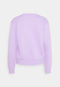 Sudadera de color lila con cuello redondo, puños acanalados y un acabado texturizado. El diseño presenta un corte holgado y sin gráficos.