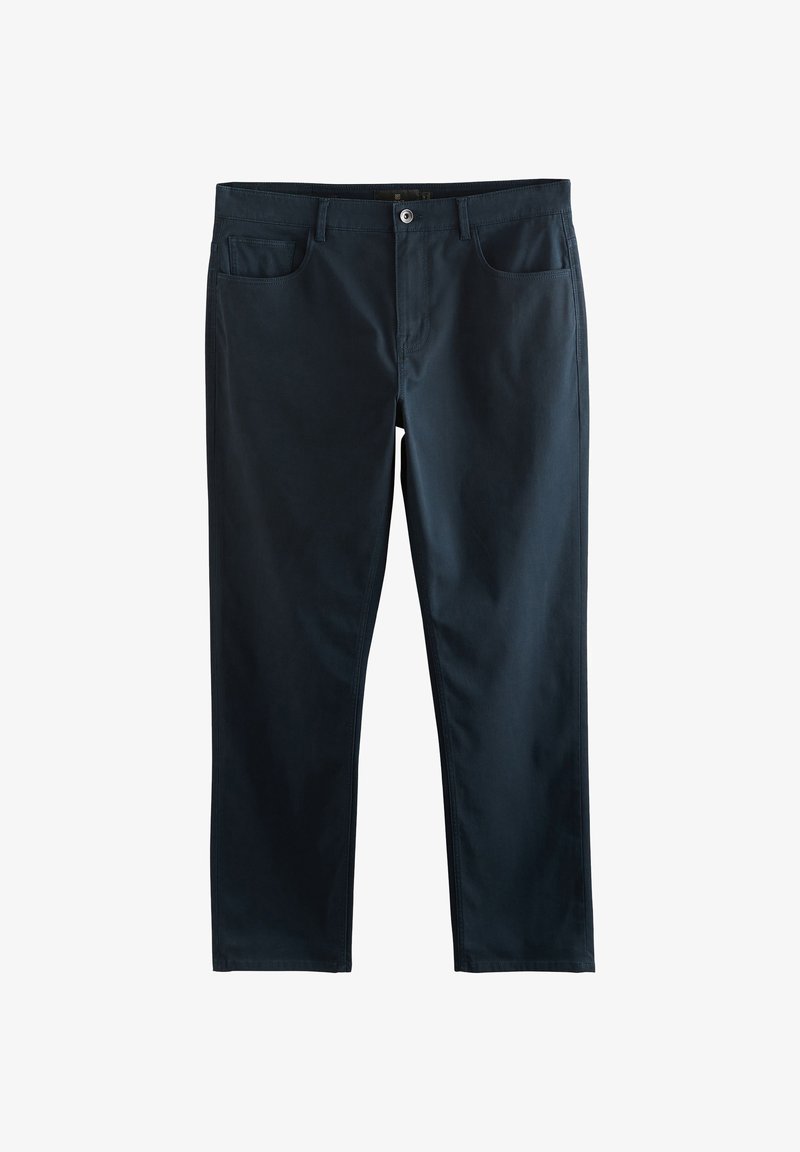 Mænds mørkeblå bukser med lige ben, forsideknap, lynlås, bæltestropper og sidelommer, lagt fladt på hvid baggrund.