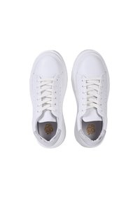 Weiße Sneaker mit einem glatten Leder-Obermaterial, flachen Schnürsenkeln und dezenten silbernen Akzenten an der Ferse. Runde Zehenpartie und gepolsterte Sohle.