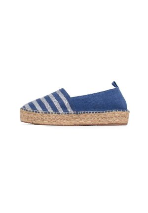 Espadrillas in canvas blu con motivo a righe in blu chiaro e argento, dotate di suola in corda di juta, texture morbida e design a punta rotonda.