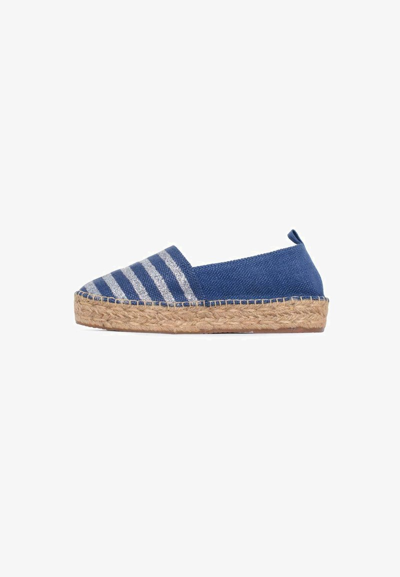 Espadrillas in canvas blu con motivo a righe in blu chiaro e argento, dotate di suola in corda di juta, texture morbida e design a punta rotonda.