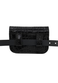 Czarna skórzana torba z teksturą krokodyla, z dwiema czarnymi ramiączkami i złożonym klapkiem. Gładka powierzchnia i zorganizowany kształt.