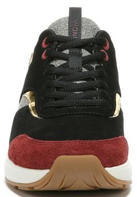 Schwarze und burgunderfarbene Sneaker mit einer strukturierten grauen Zunge, goldenen Akzenten und schwarzen Schnürsenkeln. Verfügt über eine Gummisohle und Wildlederdetails.