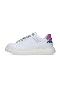 Sneaker bianca in pelle con lacci grigi, un targhetta sul tallone viola e dettagli leopardati. Suola spessa con finiture testurizzate e design cucito.