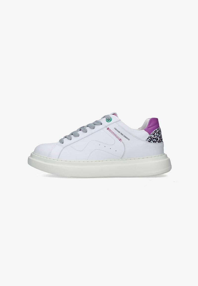 Sneaker bianca in pelle con lacci grigi, un targhetta sul tallone viola e dettagli leopardati. Suola spessa con finiture testurizzate e design cucito.