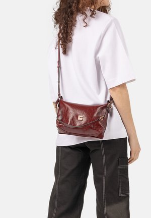 CLIO, CHARLY MINI CRINKLE PATENT - Handtas - burgundy
