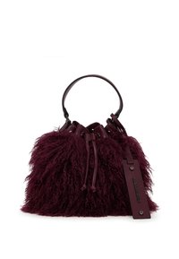 Burgunderfarbende Bucket-Bag aus wuscheligem, strukturiertem Fell mit einem glatten Ledertragegurt; verfügt über eine Kordelzugöffnung und einem Metallemblem für das Branding.