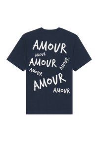 Tamsiai mėlynas medvilninis marškinėliai su išmėtytu baltu "AMOUR" tekstu įvairiais dydžiais ir šriftais. Standartiniai trumpi rankoviai ir apvalus iškirpimas.
