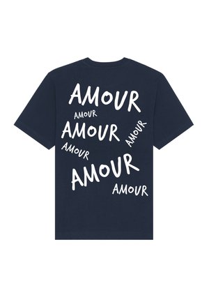 Camiseta de algodón azul marino con texto blanco "AMOUR" disperso en varias tamaños y tipografías. Mangas cortas estándar y escote redondo.