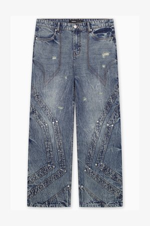 Jeans en jean de couleur bleu clair avec une finition délavée, présentant un motif géométrique, des détails effilochés, un matériel argenté et un design à cinq poches.