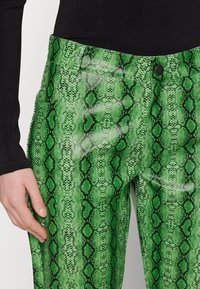 Résumé PANT - Παντελόνι - kiwi