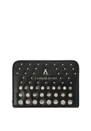 Portafoglio in pelle nera con borchie d'argento in file e logo "L'ATELIER DU SAC" centrato sul davanti.