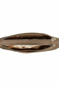 Braune Lederhandtasche mit zwei offenen Reißverschlussfächern, die ein glattes beiges Innenfutter und goldene Reißverschlusszüge zeigen.